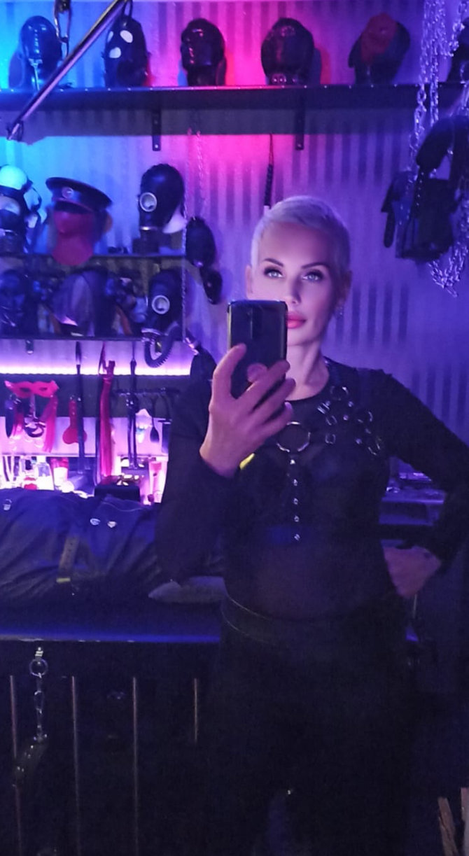 bdsm-und-hypnose-–-domina-helen-bates